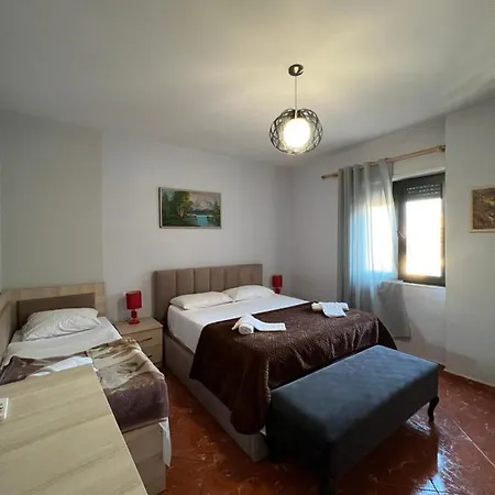 Bujtina Shqiptare Hotell *